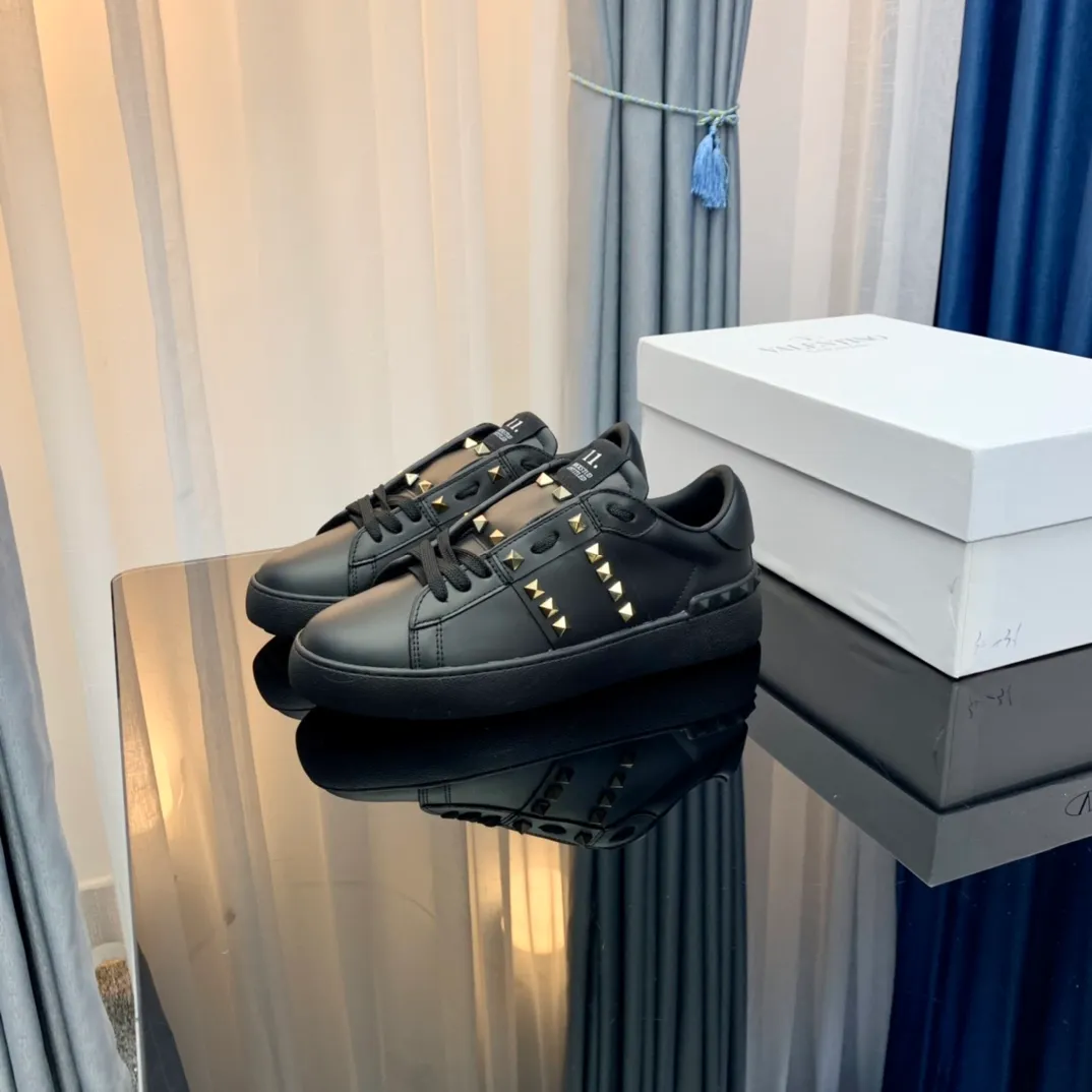 👟👟Ex-factory price 480👟👟 VALENTINO Valentino sneakers 21ss new letter sneakers white shoes lace-up sneakers Zhang Yixing's same rivet lace-up casual shoes sneakers The highest version on the market! All details are consistent with the original version. Buy the original 1:1 replica. Material: original imported pebbled cowhide with VT original webbing and 3D printed color pattern. Inner lining: imported cowhide lining and cowhide foot pads. Outsole: exclusive molded TPU wear-resistant outsole. Strap: with rubber texture VLTN LOGO. Insole: authentic rubber insole. Original packaging box and full set of original packaging. Size: 35-40 ( 41🉑️No return or exchange for customization) 38-44 (45🉑️No return or exchange for customization)